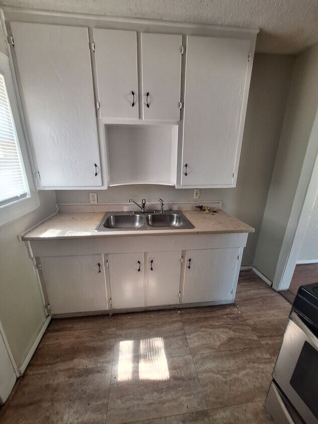 Building Photo - 2 bedroom, 1 bath