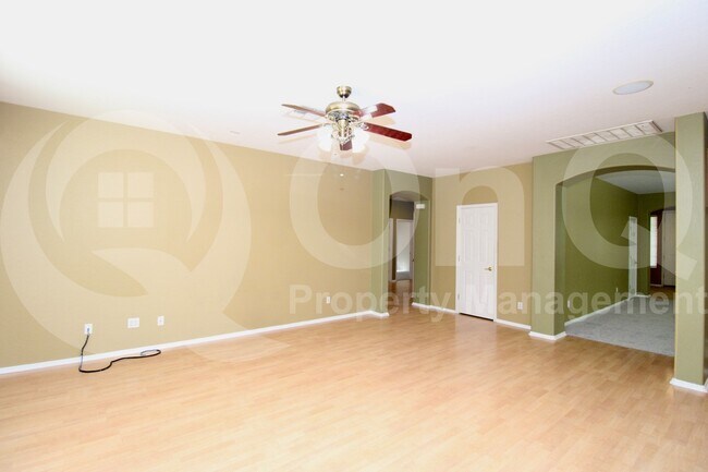 Foto del edificio - 1199 E Browning Pl