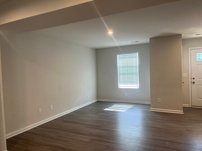 Building Photo - 3BR/2.5BA Townhouse in Hampton Townes