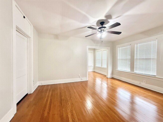 Building Photo - 1126 Berthea St