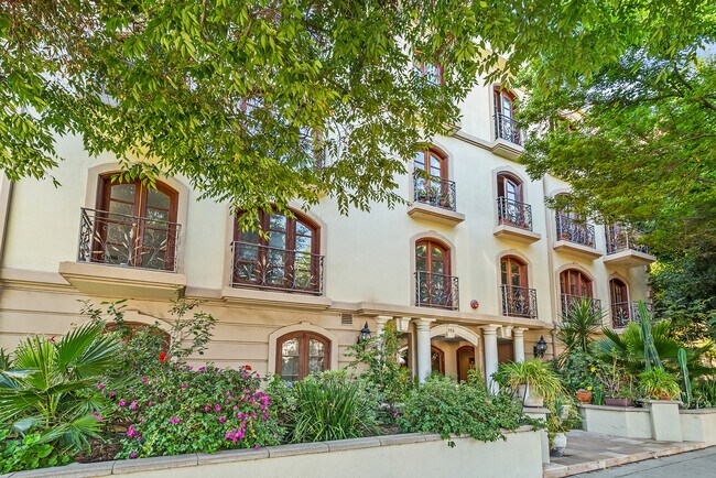 Foto del edificio - 353 S Reeves Dr