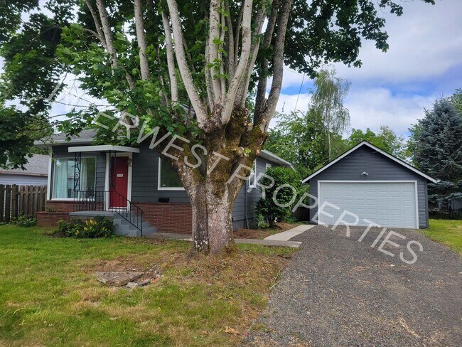Building Photo - Newly Remodeled 2 bd House with large yard...