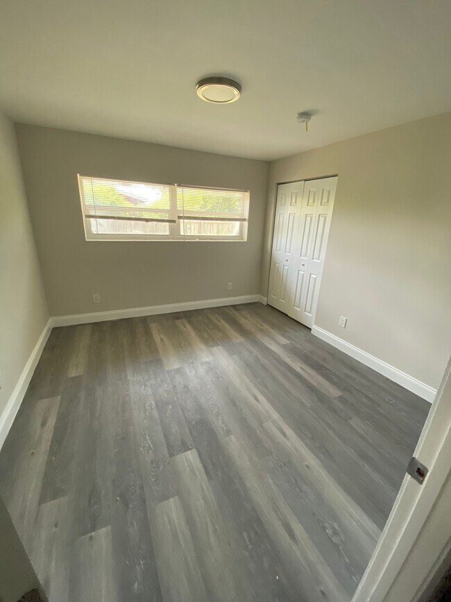 Foto del edificio - 2329 Bayview Ave