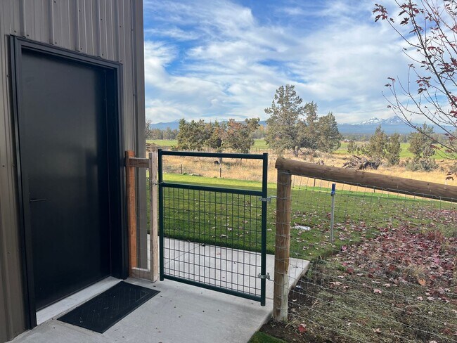 Building Photo - Tumalo Guest House on Acreage with Mountai...