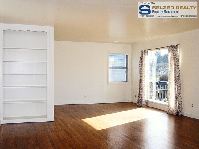 Building Photo - Surprisingly roomy 3 bd. bungalow in a con...