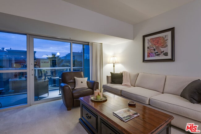 Building Photo - 13700 Marina Pointe Dr