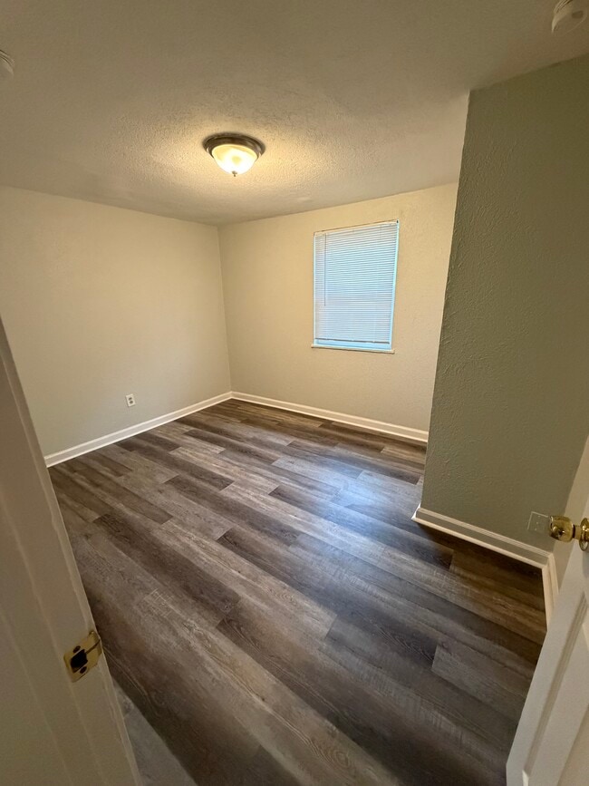 1st Bedroom - 505 Davis Ave