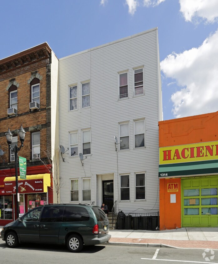 Building Photo - 1318 Summit Ave