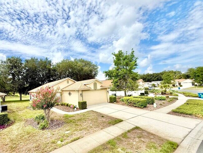 Building Photo - 240 Center Oak Cir