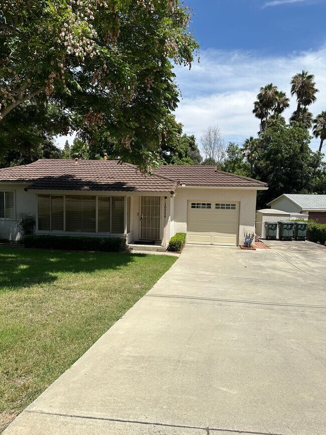 Building Photo - SERENE MOUNT HELIX GEM: COZY 3-BED, 2 BATH...