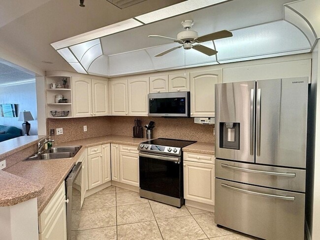 Building Photo - 9650 S Ocean Dr