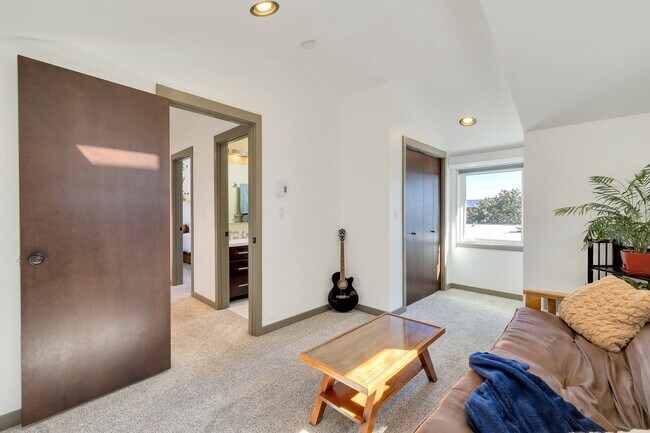 Foto del edificio - Modern 2-Bedroom Townhome in the Heart of ...