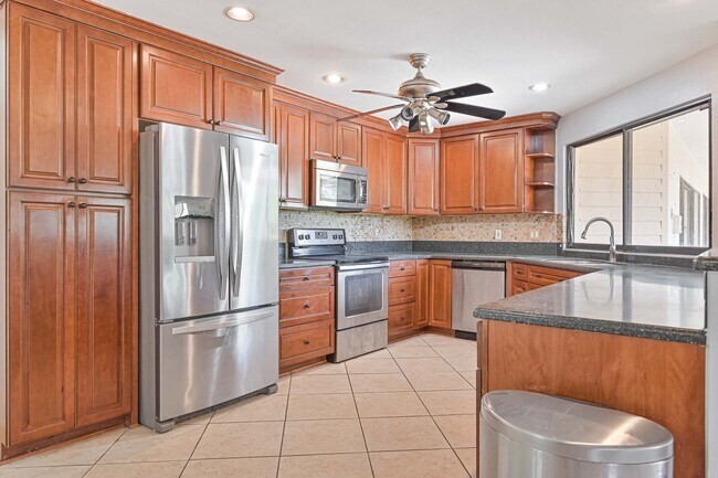 Building Photo - ~ HUGE! 4bed/3.5bath Resort Style Pool Hom...