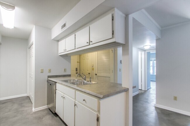 Building Photo - 239 Hillsboro Pl