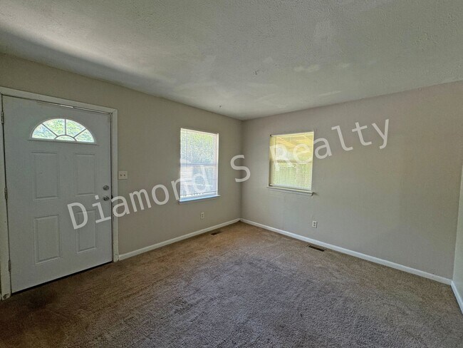Building Photo - JUST REDUCED!  2 Bedroom House with Large ...