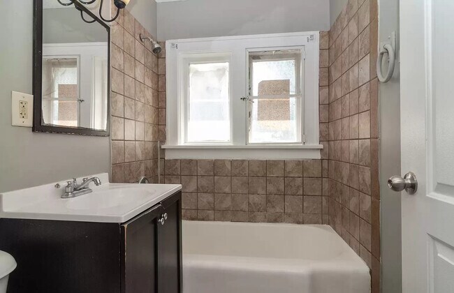 bathroom - 80 S 4th St