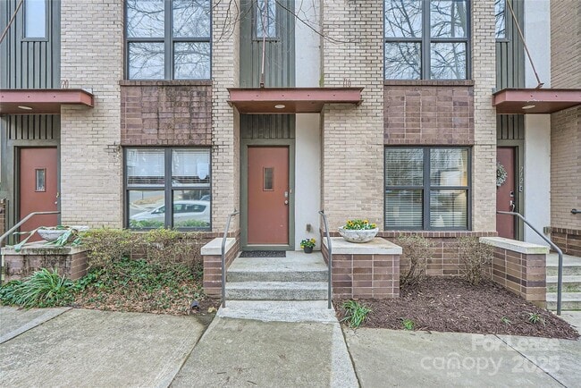 Building Photo - 716 N Alexander St