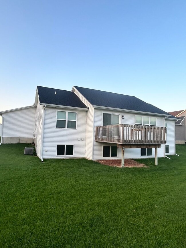 Building Photo - 3837 Delia Dr