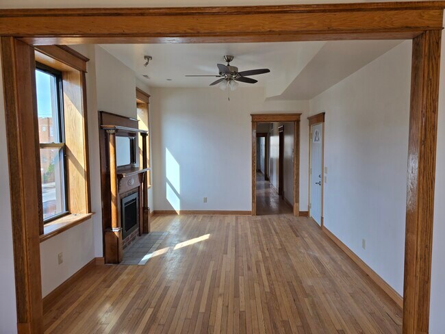 Segundo salón con chimenea - 1204 N Kedzie Ave
