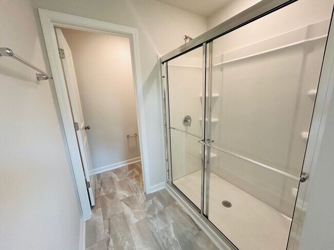 Foto del edificio - Stunning new end-unit 3 bedroom 2.5 bath townhouse in N High Point with attached garage.