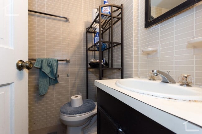 Building Photo - Nice 4 bed in Kenmore