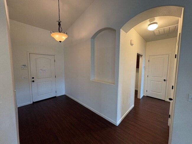 Building Photo - NE Visalia home Available Now!