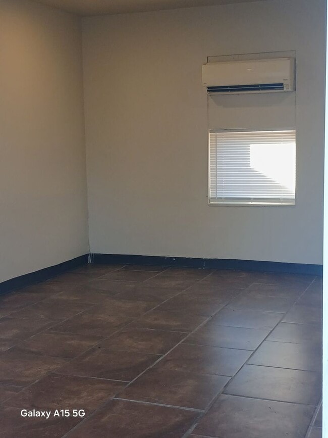 Foto del edificio - 232-232-232 Wilson Ave