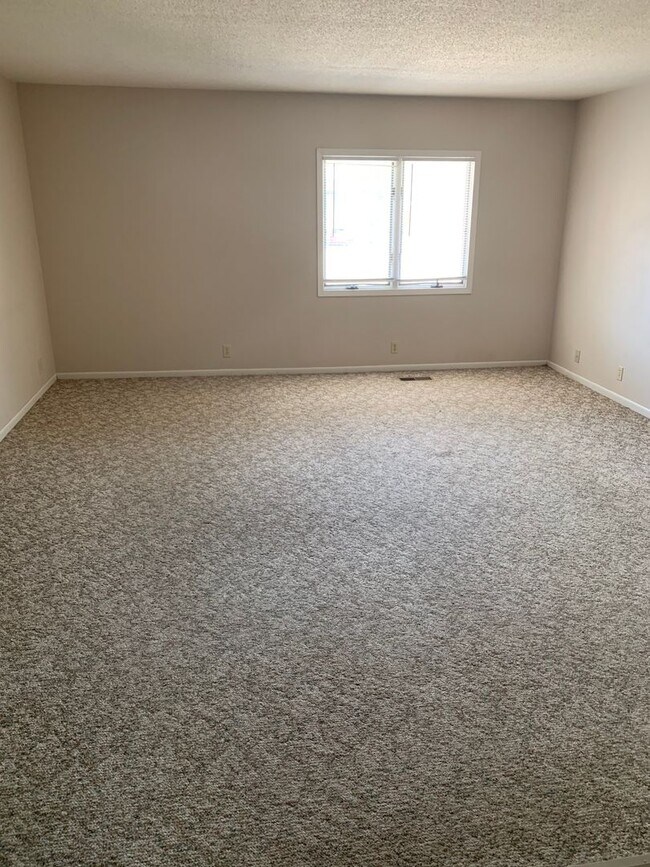 Building Photo - Large 1 bedroom apartment with attached 2 ...