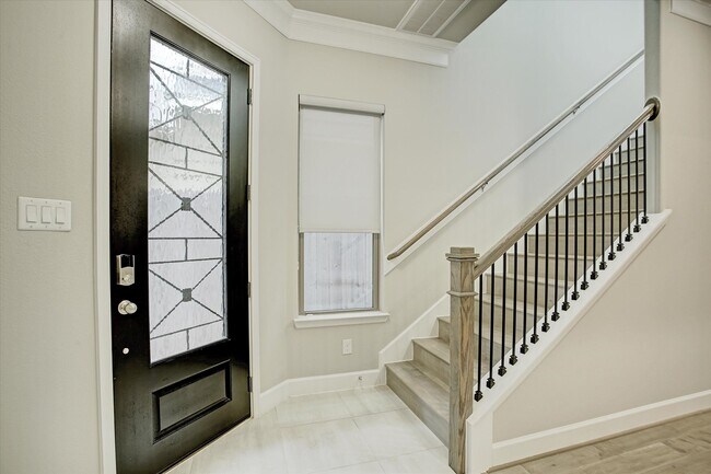 Building Photo - 909 Rhode Pl