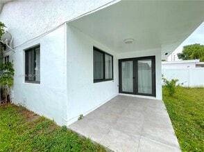 Building Photo - 1005 SW 88th Ct