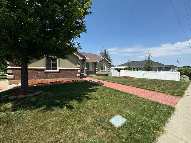 Building Photo - 5 bdrm 3 bth Home 2 Car Garage- Solar Panels! Coming Soon!