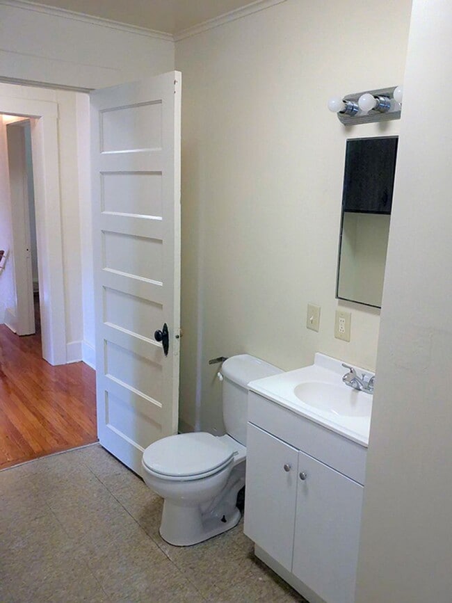 Building Photo - 948 Ackerman Ave