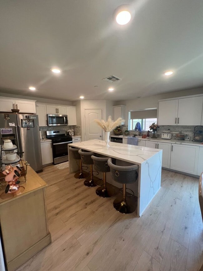Building Photo - Comfortable Living in a Quiet Neighborhood...
