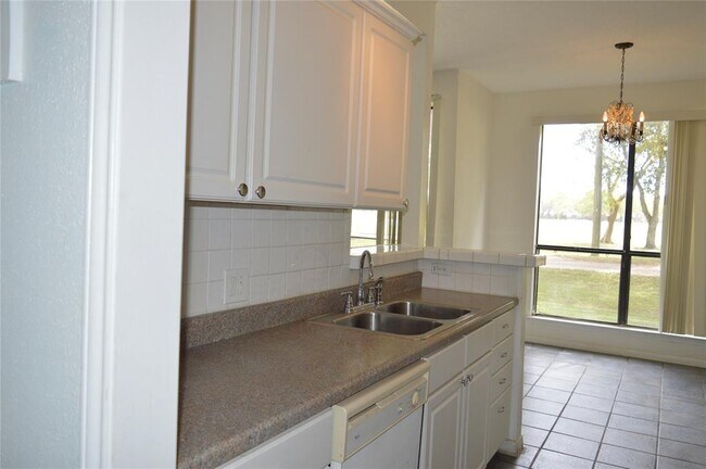 Foto del edificio - 8213 Sands Point Dr
