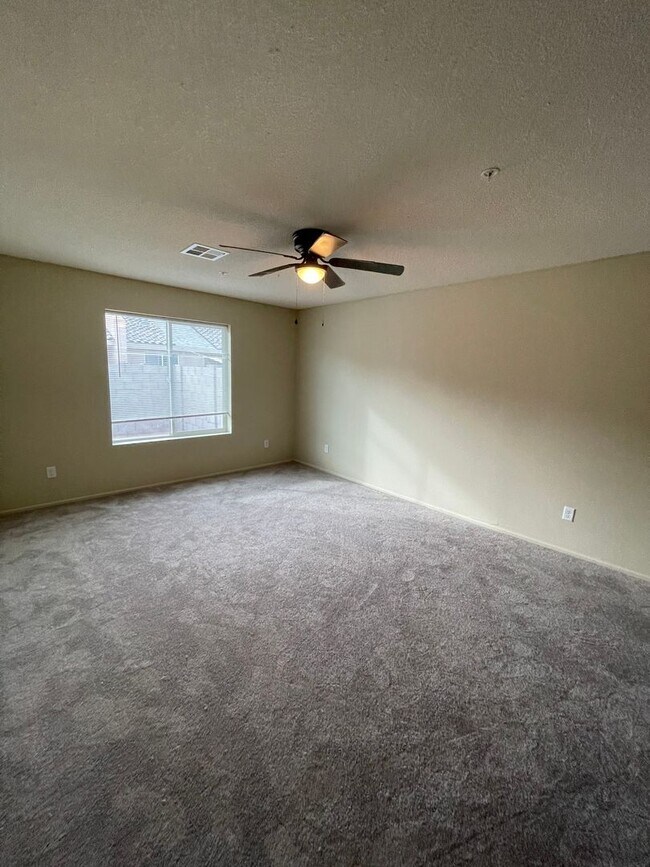 Foto del edificio - Desert Sky Townhome w/ Landscaping and Appliances!