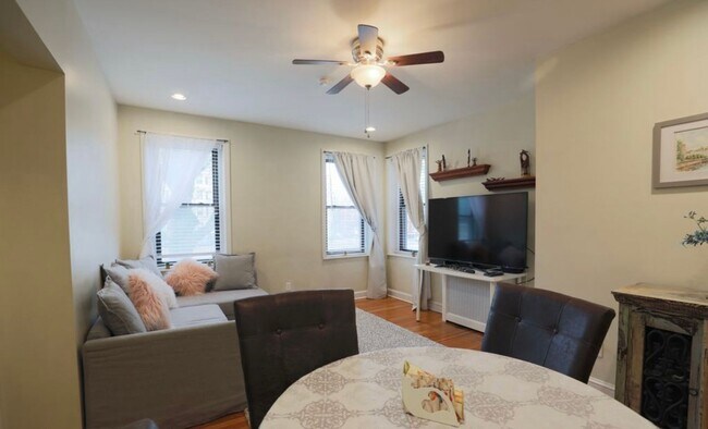 Building Photo - Large 1 Bed - Off Street Parking - Updated...