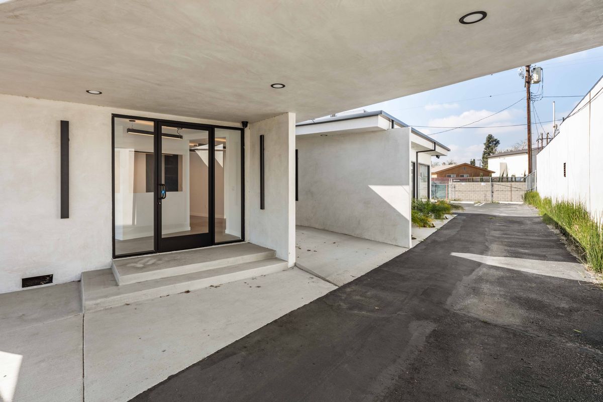 Foto principal - 8809 Sunland Blvd