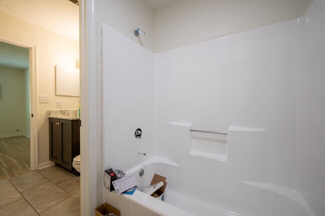 Foto del edificio - 2 Bed, 2 Bath Renovated Townhouse – Single-Level Living – $1,775/month