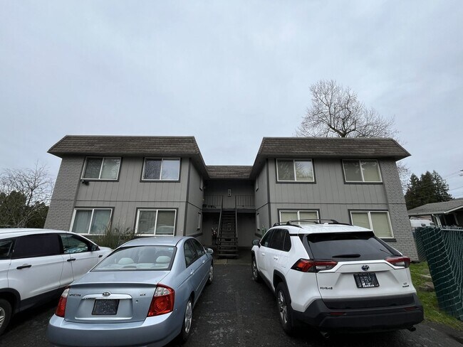 Foto del edificio - 2 Bed 1.5 Bath Spacious Apartment - New Washer and Dryer Hook-ups NEWLY REMODELED