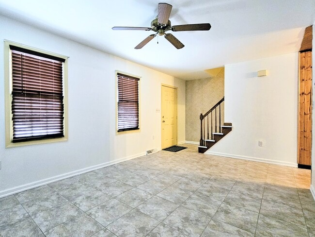 Building Photo - 160 Northwood Ct