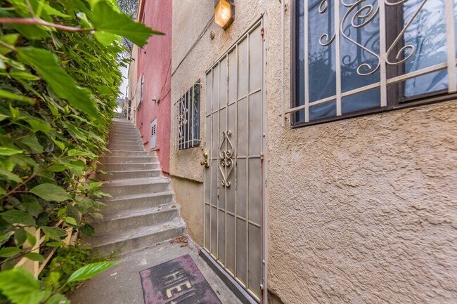 Foto del edificio - 5845 S Mansfield Ave