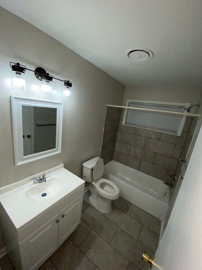 Building Photo - 5150 Fernleaf Ave