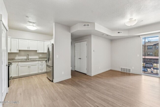 Building Photo - Ranch Landing Condo - $500 OFF FIRST MONTH...