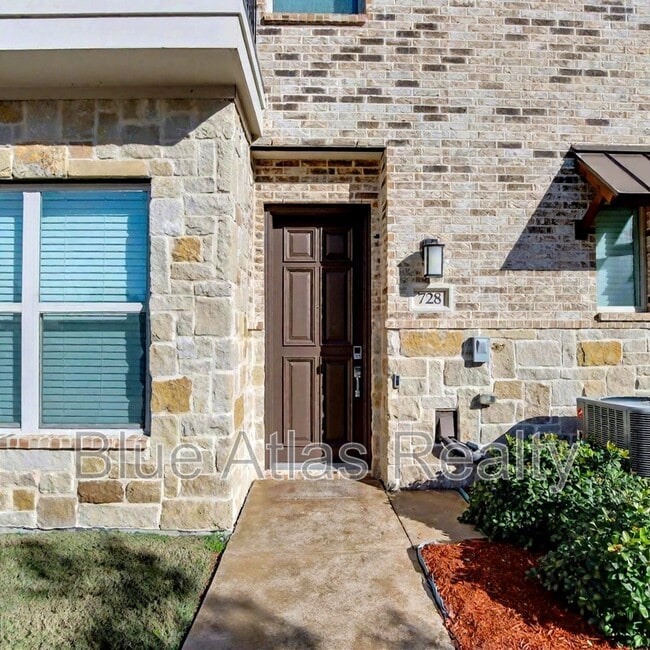 Building Photo - 728 N Plano Rd