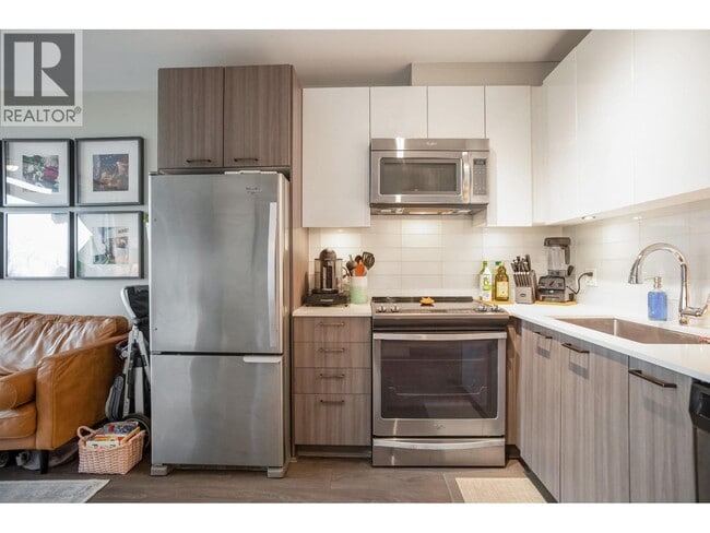 Building Photo - 6555 Victoria Dr