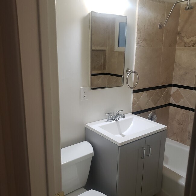 Foto del edificio - 141 Daisy Ave