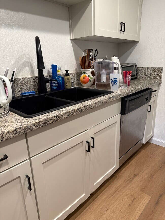 Fregadero y armarios de cocina nuevos - 1029 Southwood Dr
