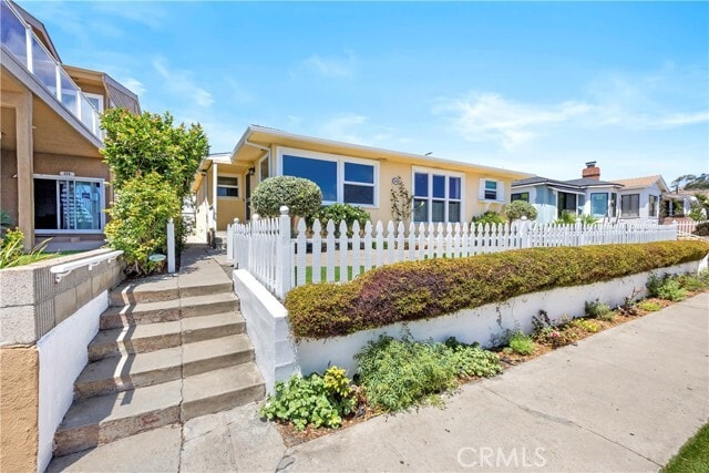 Building Photo - 220 Cliff Dr
