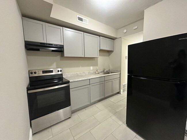 Building Photo - Move-In Ready Home in Akron’s Historic S. Portage Path Corridor (2BD/1BA)