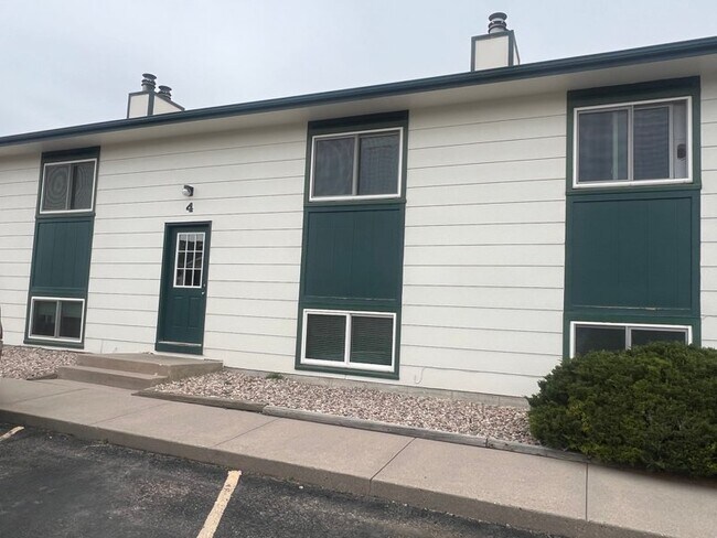Building Photo - 402 Miller Ln